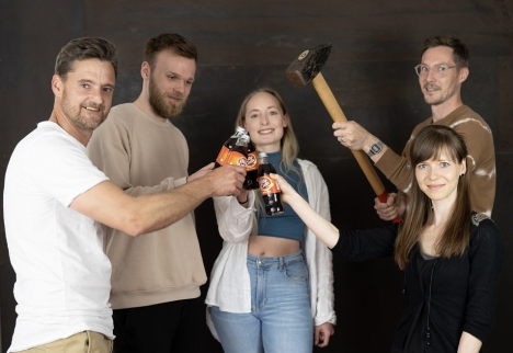 Vita Cola kürt Werk3 zur Lead-Agentur - (v.l.) Werk3-Geschäftsführer Alexander Hopf, Max Gode, Tia Marie Wulf, Philipp Norden und Vanessa Kempfert setzten sich im ‚Vita Cola‘-Pitch gegen namhafte Konkurrenten durch – Foto: Werk3